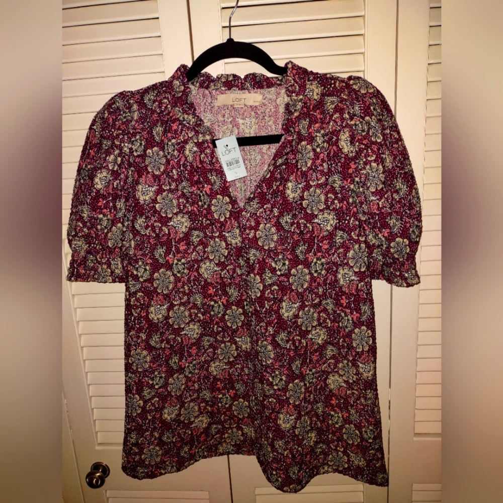 Loft NWT Ladies Breezy Blouse, Size S Petite, Floral print on Purple background